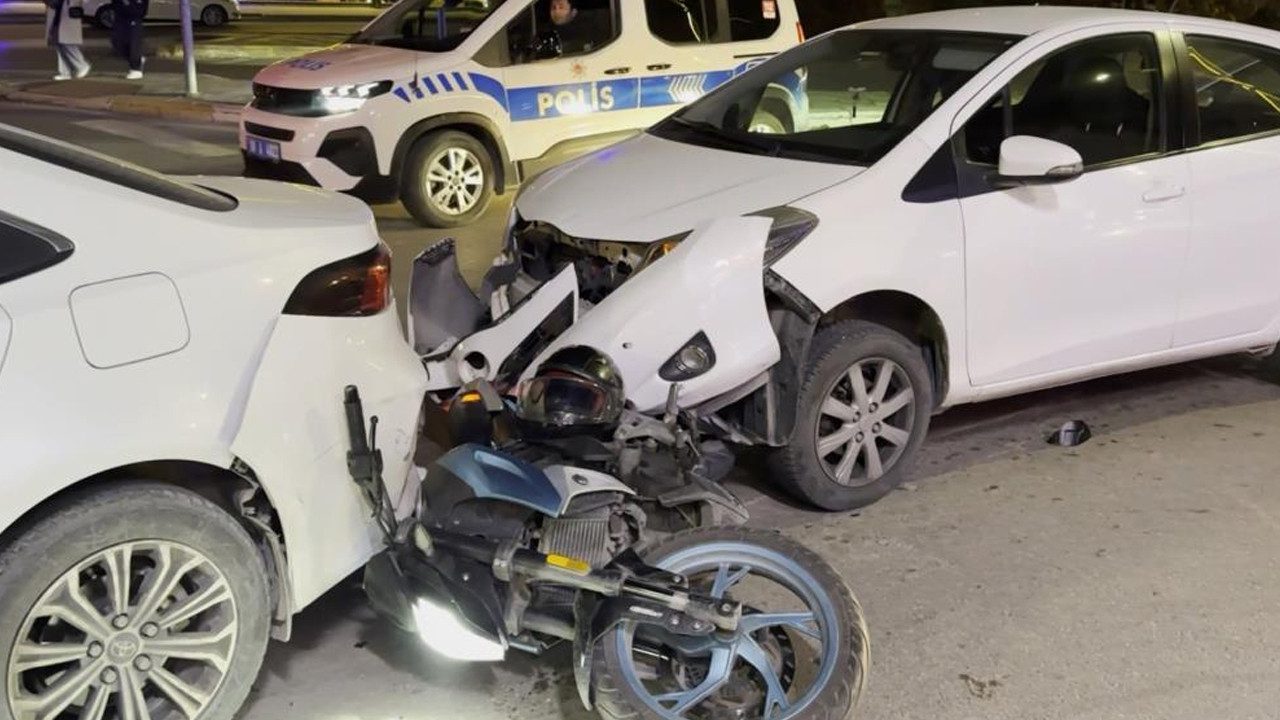 Aksaray’da Zincirleme Kaza! 3 Otomobille Motosiklet Birbirine Girdi