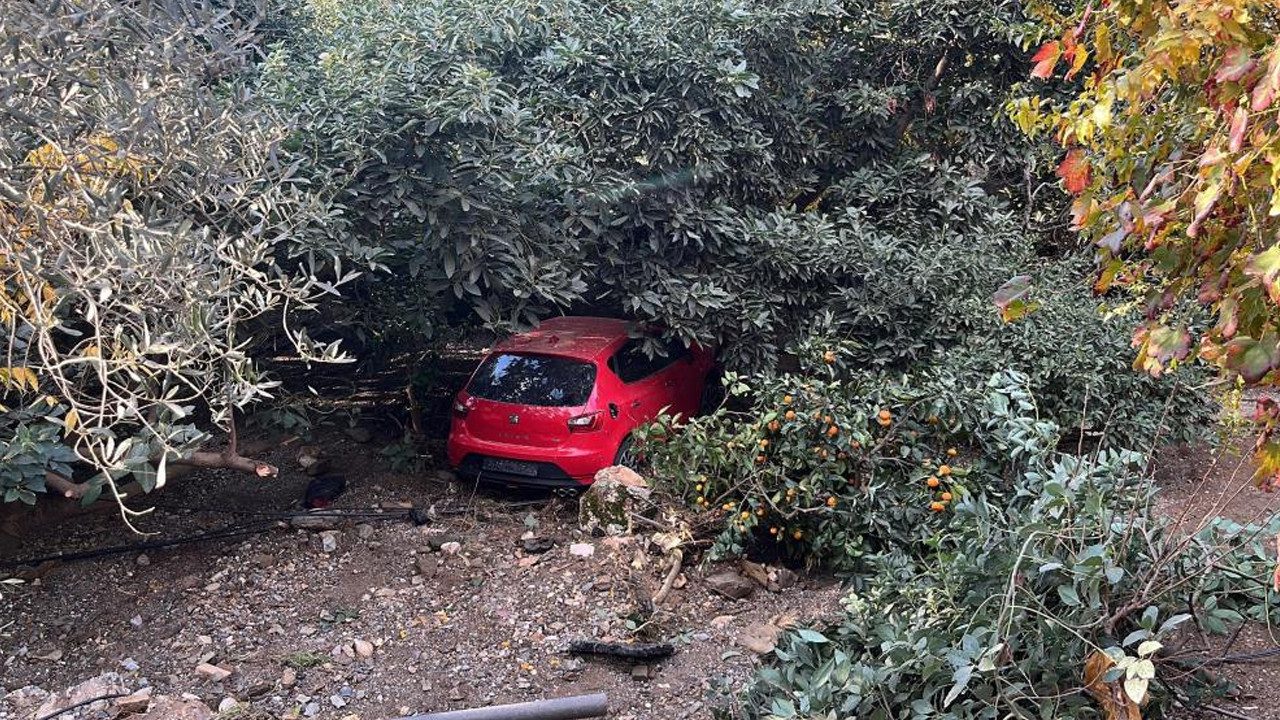 Antalya’da Korkutan Anlar: Boru Patladı, Sular Yükseldi, Araç Bahçeye Sürüklendi