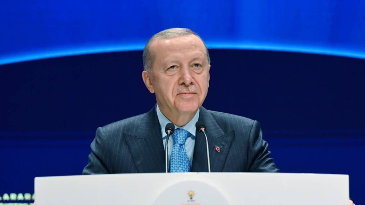 Cumhurbaşkanı Erdoğan’dan Özgür Özel’e Tepki: ‘Her Köşeye Sıkıştığında Saçmalıyor’