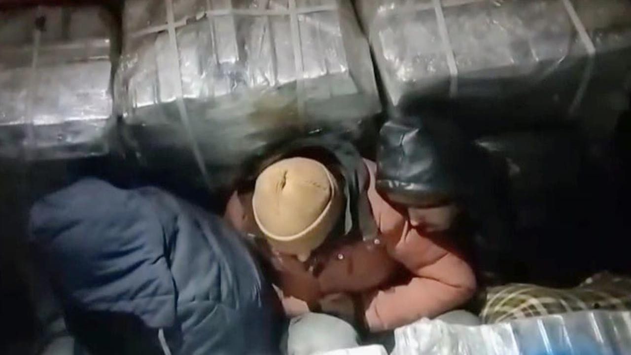 Demir Yüklü TIR’ın Dorsesinden 37 Kaçak Göçmen Çıktı