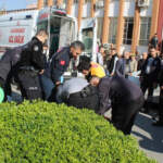 Erkek Şiddeti Her Yerde… Boşanma Duruşması Çıkışında Eşini Bıçakladı