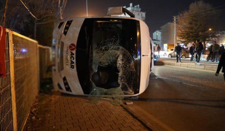 İşçi Servisi ile Otomobil Çarpıştı: 11 Yaralı