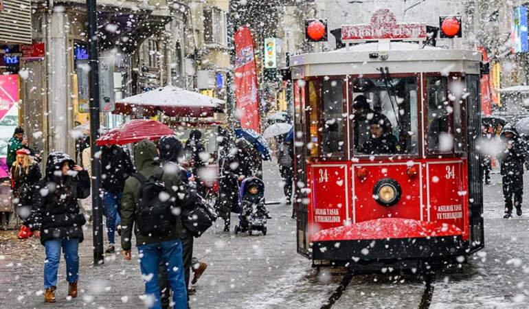 İstanbul’a Kar Geliyor! AKOM Beklenen Tarihi Verdi