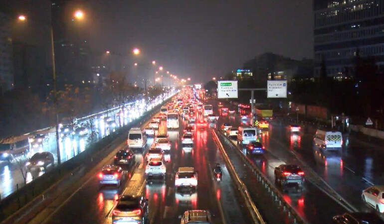 İstanbul’da Pazartesi Çilesi! Yağmurla Birlikte Trafik Felç