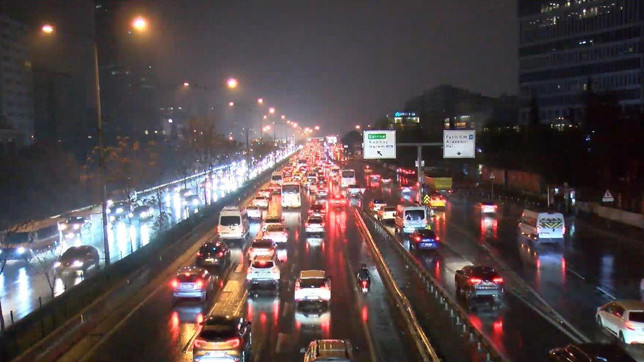 İstanbul’da Pazartesi Çilesi! Yağmurla Birlikte Trafik Felç