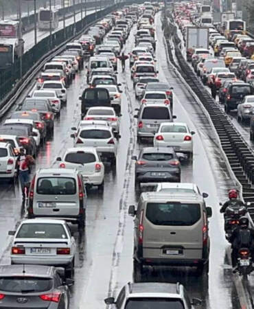 İstanbul’da Trafik Çilesi! Yoğunluk Yüzde 80’e Çıktı