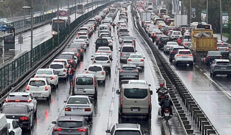 İstanbul’da Trafik Çilesi! Yoğunluk Yüzde 80’e Çıktı