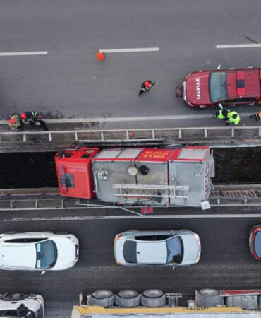 İtfaiye Aracı Köprü Arasında Sıkıştı: 3 Personel Yaralı