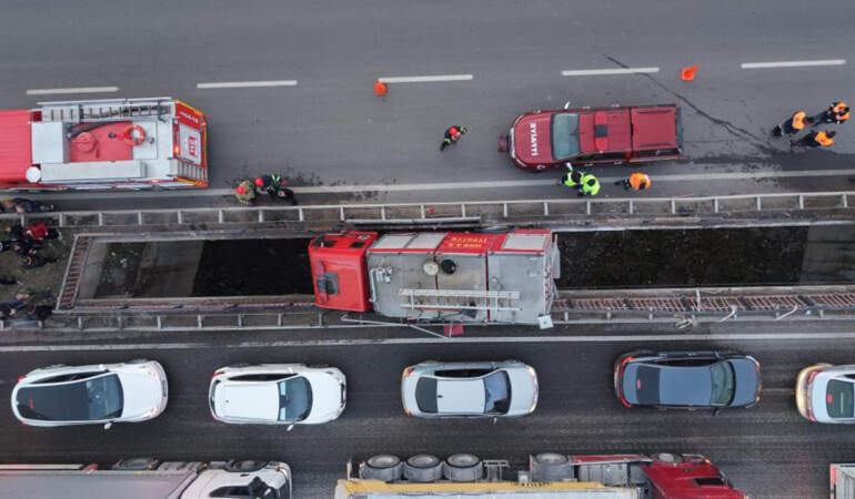 İtfaiye Aracı Köprü Arasında Sıkıştı: 3 Personel Yaralı