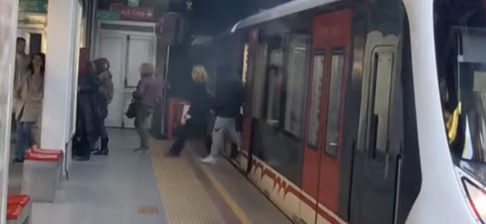 İzmir’de Korkutan Olay! Metro Raydan Çıktı