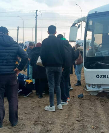 Afyonkarahisar’da Öğrenci Servisi Kaza Yaptı: Çok Sayıda Yaralı Var!