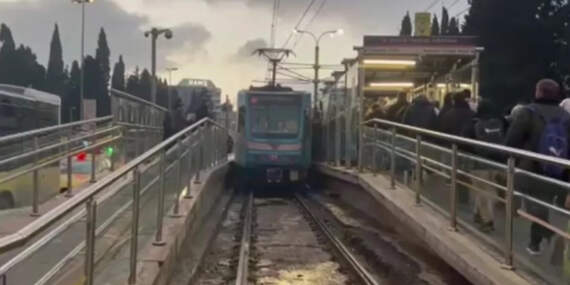 Topkapı’da Tramvay Raydan Çıktı: Yolcular Tahliye Edildi