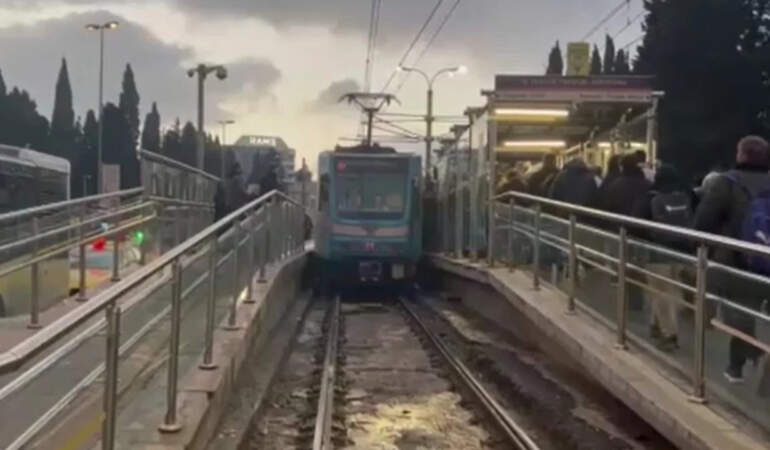 Topkapı’da Tramvay Raydan Çıktı: Yolcular Tahliye Edildi