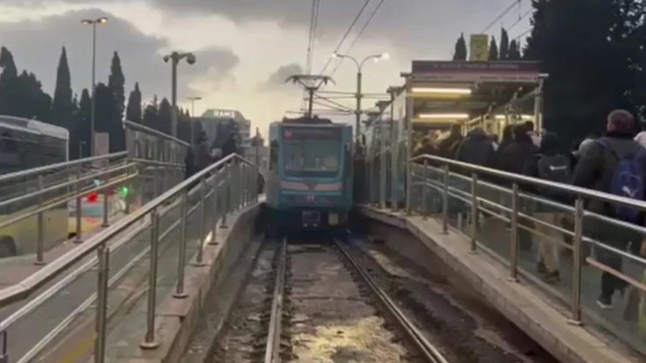 Topkapı’da Tramvay Raydan Çıktı: Yolcular Tahliye Edildi