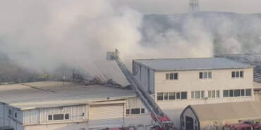 Tuzla’da Fabrika Cayır Cayır Yandı! Alevler Bir Anda Tesisin Tamamını Sardı