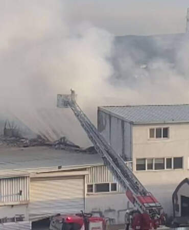 Tuzla’da Fabrika Cayır Cayır Yandı! Alevler Bir Anda Tesisin Tamamını Sardı