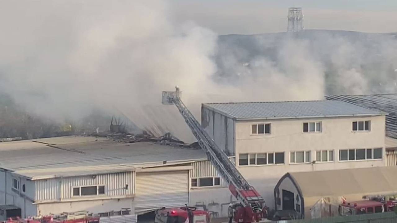 Tuzla’da Fabrika Cayır Cayır Yandı! Alevler Bir Anda Tesisin Tamamını Sardı