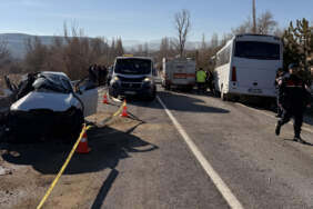 Yolcu Midibüsü Karşı Yönden Gelen Otomobille Çarpıştı: Yaralılar Var
