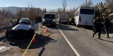 Yolcu Midibüsü Karşı Yönden Gelen Otomobille Çarpıştı: Yaralılar Var