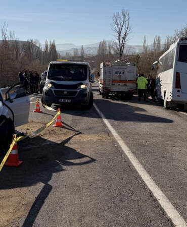Yolcu Midibüsü Karşı Yönden Gelen Otomobille Çarpıştı: Yaralılar Var