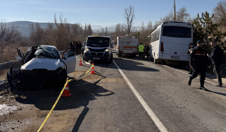 Yolcu Midibüsü Karşı Yönden Gelen Otomobille Çarpıştı: Yaralılar Var