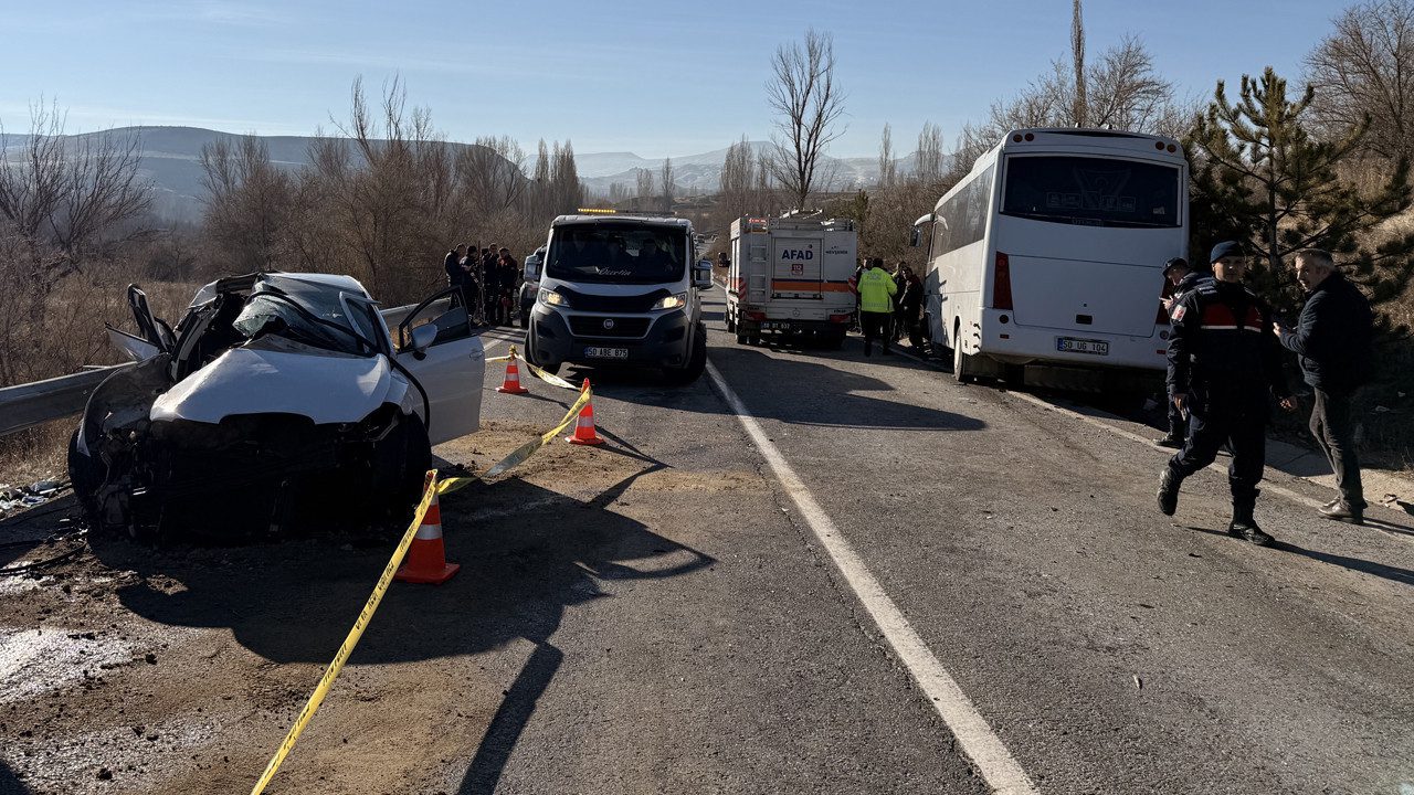 Yolcu Midibüsü Karşı Yönden Gelen Otomobille Çarpıştı: Yaralılar Var