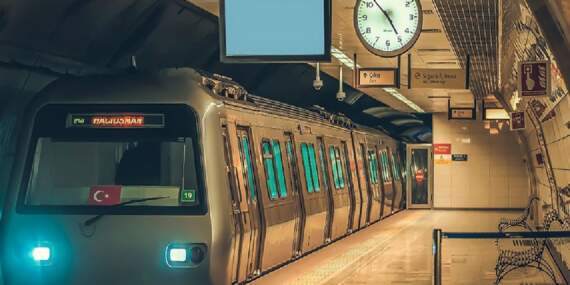 Şişhane metro istasyonu intihar girişimi nedeniyle kapatıldı