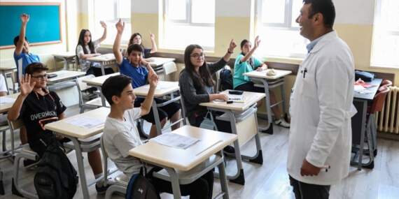 4 öğretmenden 1’i ek iş yapıyor: Gelir gideri karşılamıyor, kira ödenemiyor