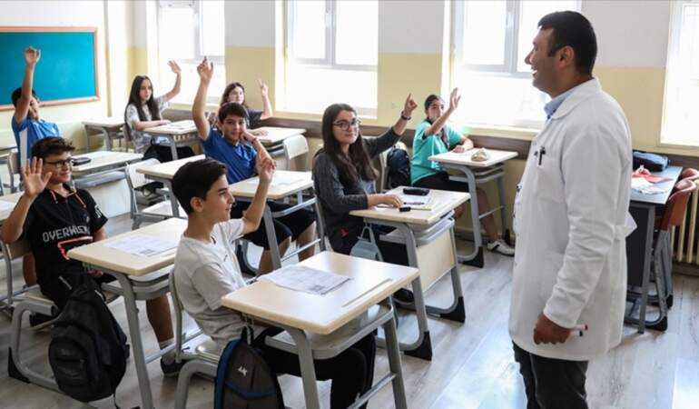 4 öğretmenden 1’i ek iş yapıyor: Gelir gideri karşılamıyor, kira ödenemiyor