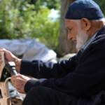 69 yıldır tek başına yapıyor, bu işten emekli olmayı da düşünmüyor! 85 yaşındaki usta elinde sanat işliyor