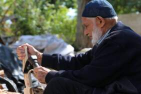 69 yıldır tek başına yapıyor, bu işten emekli olmayı da düşünmüyor! 85 yaşındaki usta elinde sanat işliyor