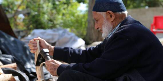 69 yıldır tek başına yapıyor, bu işten emekli olmayı da düşünmüyor! 85 yaşındaki usta elinde sanat işliyor