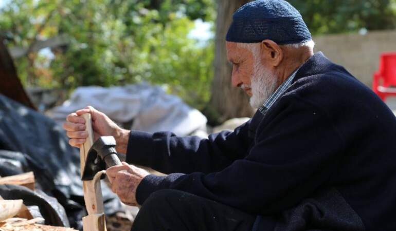 69 yıldır tek başına yapıyor, bu işten emekli olmayı da düşünmüyor! 85 yaşındaki usta elinde sanat işliyor