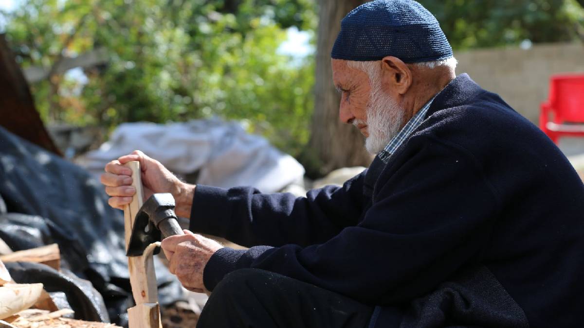 69 yıldır tek başına yapıyor, bu işten emekli olmayı da düşünmüyor! 85 yaşındaki usta elinde sanat işliyor