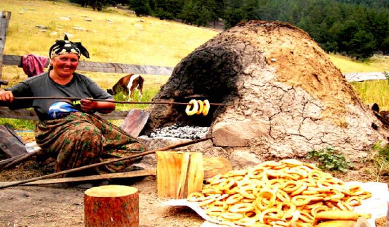 Kış sofralarının olmazsa olması oluyor, imece usulü yapılıyor! Kürül yapımı için kollar sıvandı