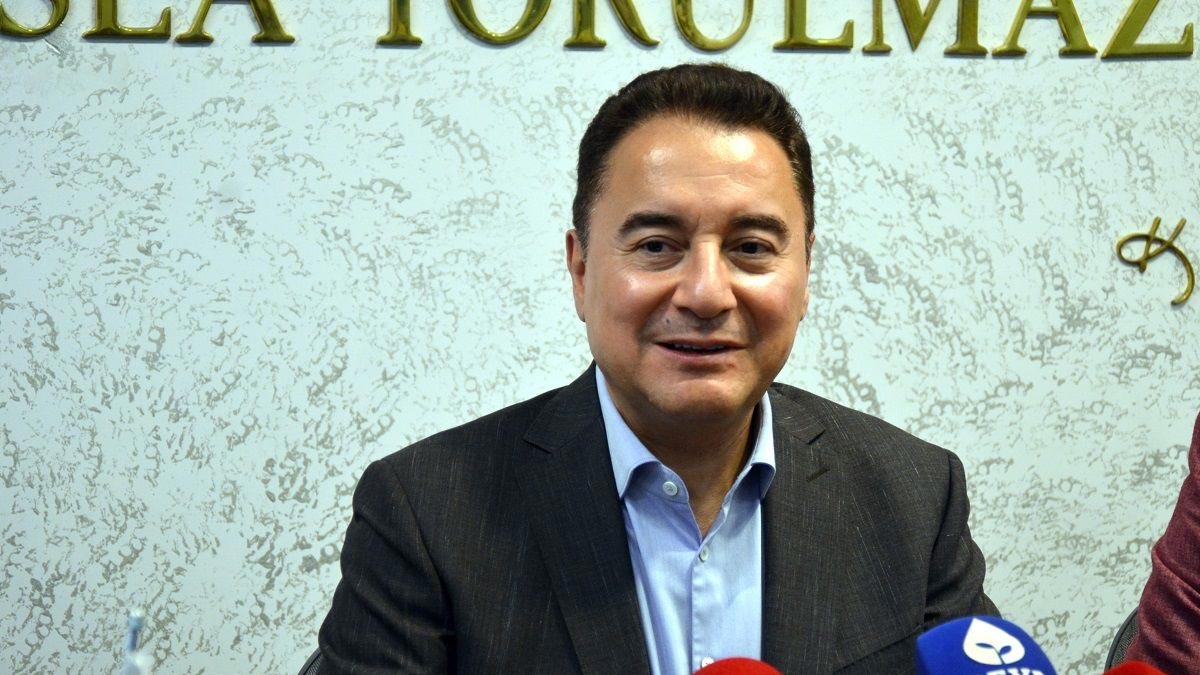 Babacan’dan anket: İlkokul üçüncü sınıf öğretmeninin adını hatırlayan var mı?