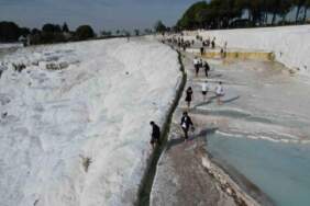 Beyaz Cennet Pamukkale’ye ilgi her gün artıyor! Asyalılardan yeni akın: “Burası gerçekten kutsanmış bir yer gibi”