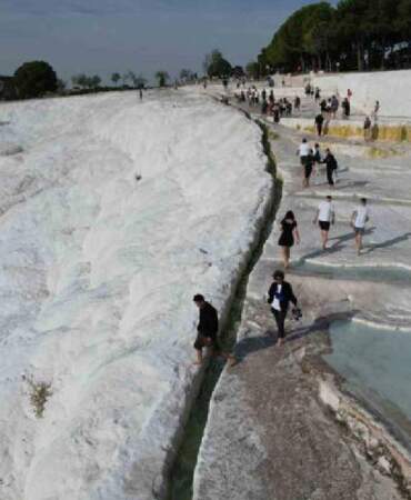Beyaz Cennet Pamukkale’ye ilgi her gün artıyor! Asyalılardan yeni akın: “Burası gerçekten kutsanmış bir yer gibi”
