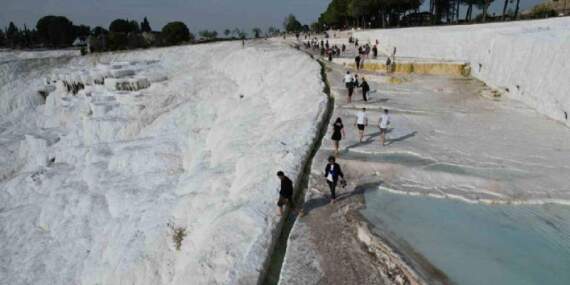 Beyaz Cennet Pamukkale’ye ilgi her gün artıyor! Asyalılardan yeni akın: “Burası gerçekten kutsanmış bir yer gibi”