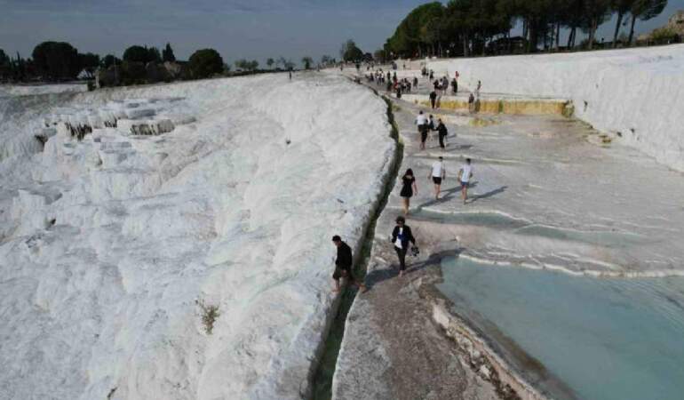 Beyaz Cennet Pamukkale’ye ilgi her gün artıyor! Asyalılardan yeni akın: “Burası gerçekten kutsanmış bir yer gibi”