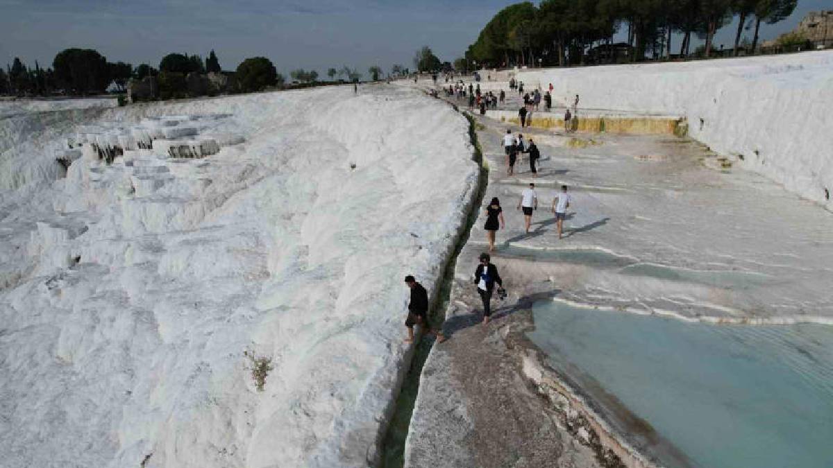 Beyaz Cennet Pamukkale’ye ilgi her gün artıyor! Asyalılardan yeni akın: “Burası gerçekten kutsanmış bir yer gibi”