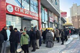Şafaktan önce kuyruk başlıyor, gün boyu sürüyor! Bir lokma et için soğuk nöbet: “Piyasaya göre 200 TL fark ediyor”