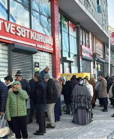 Şafaktan önce kuyruk başlıyor, gün boyu sürüyor! Bir lokma et için soğuk nöbet: “Piyasaya göre 200 TL fark ediyor”