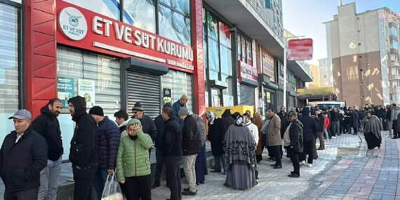 Şafaktan önce kuyruk başlıyor, gün boyu sürüyor! Bir lokma et için soğuk nöbet: “Piyasaya göre 200 TL fark ediyor”