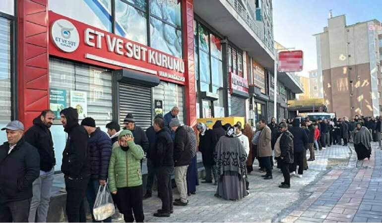 Şafaktan önce kuyruk başlıyor, gün boyu sürüyor! Bir lokma et için soğuk nöbet: “Piyasaya göre 200 TL fark ediyor”