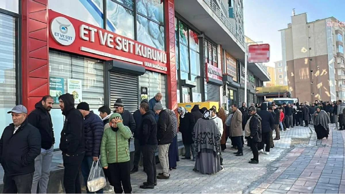 Şafaktan önce kuyruk başlıyor, gün boyu sürüyor! Bir lokma et için soğuk nöbet: “Piyasaya göre 200 TL fark ediyor”