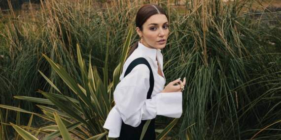Hande Erçel’den çifte kutlama! Filminin galasına gitmeden yeni bir reklam anlaşması yaptı: Kozmetik markasının yeni yüzü olacak
