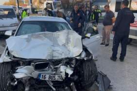 İki otomobilin yarışı kazayla sonuçlandı! Önce otobüse, sonra kaldırıma çarptı: 13 kişi yaralandı