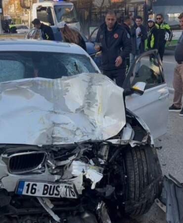 İki otomobilin yarışı kazayla sonuçlandı! Önce otobüse, sonra kaldırıma çarptı: 13 kişi yaralandı
