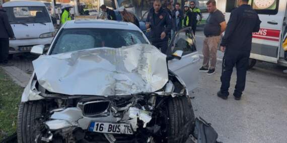 İki otomobilin yarışı kazayla sonuçlandı! Önce otobüse, sonra kaldırıma çarptı: 13 kişi yaralandı
